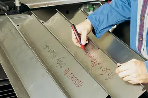 Permanentmarker „ED 330“, gemischte Farben, 1-5 mm, Keilspitze, EDDING